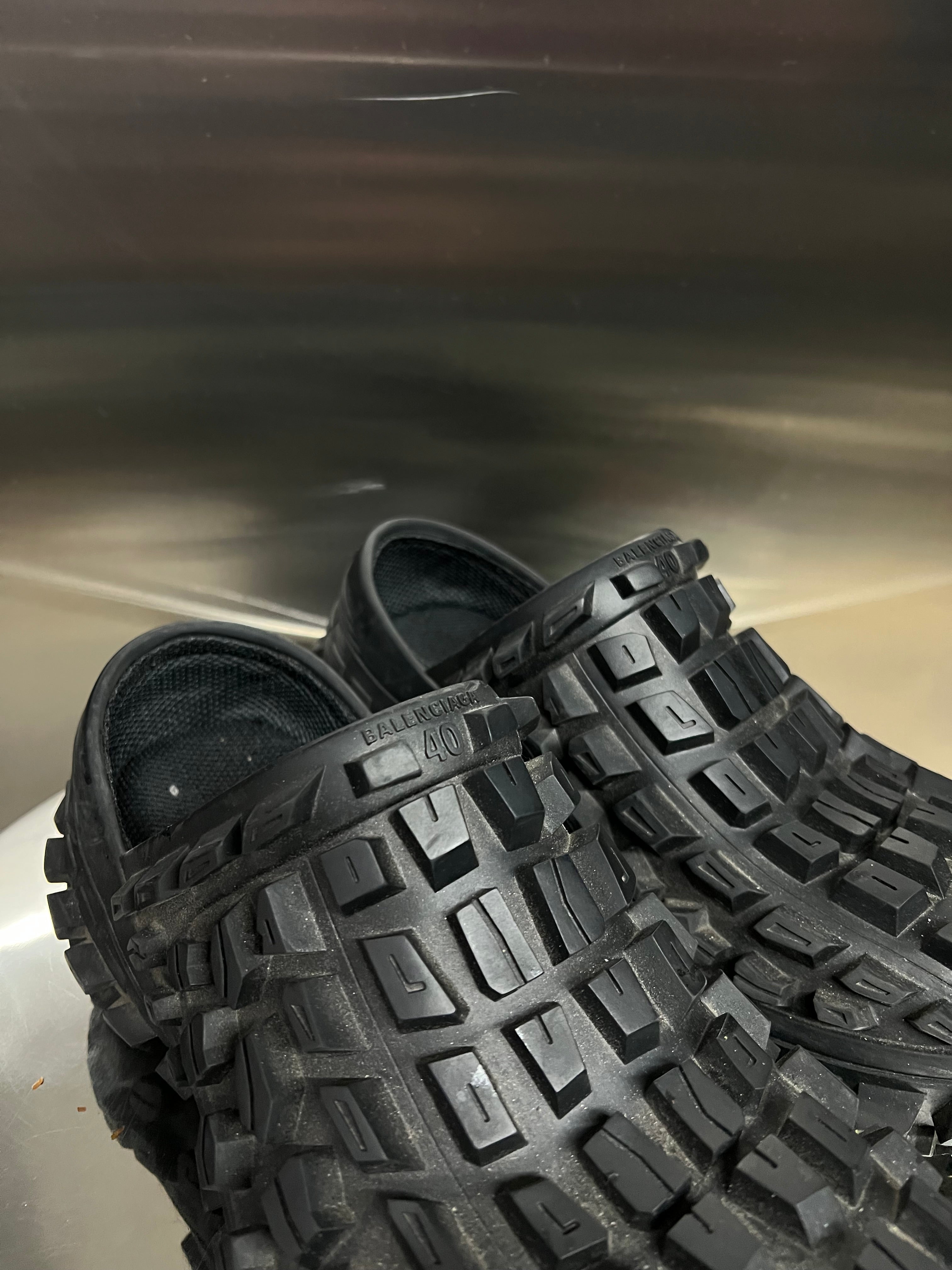靴 BALENCIAGA DEFENDER CLOG Balenciaga Defender clogs – 521 COLLECTIONS