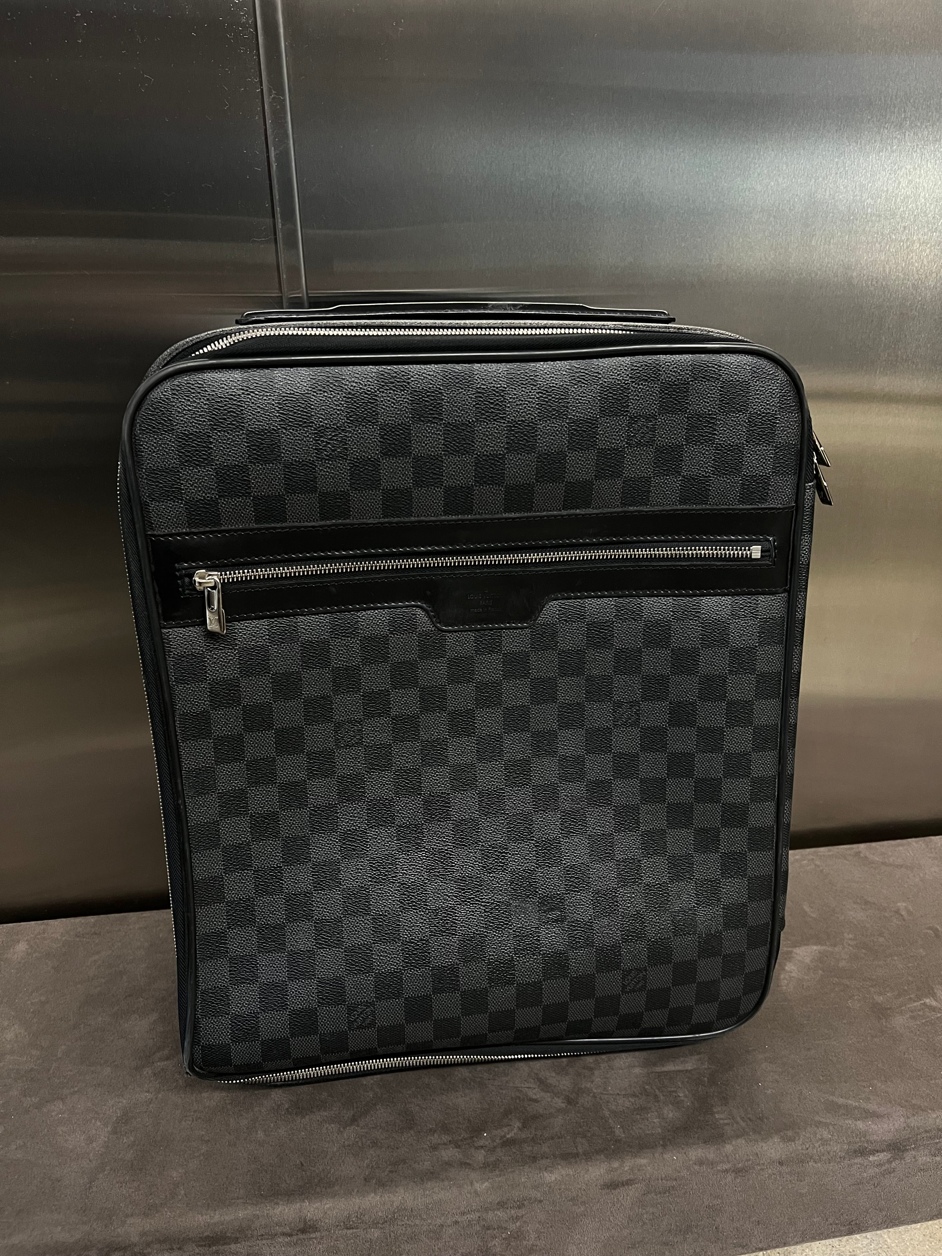 Louis Vuitton – 521 COLLECTIONS